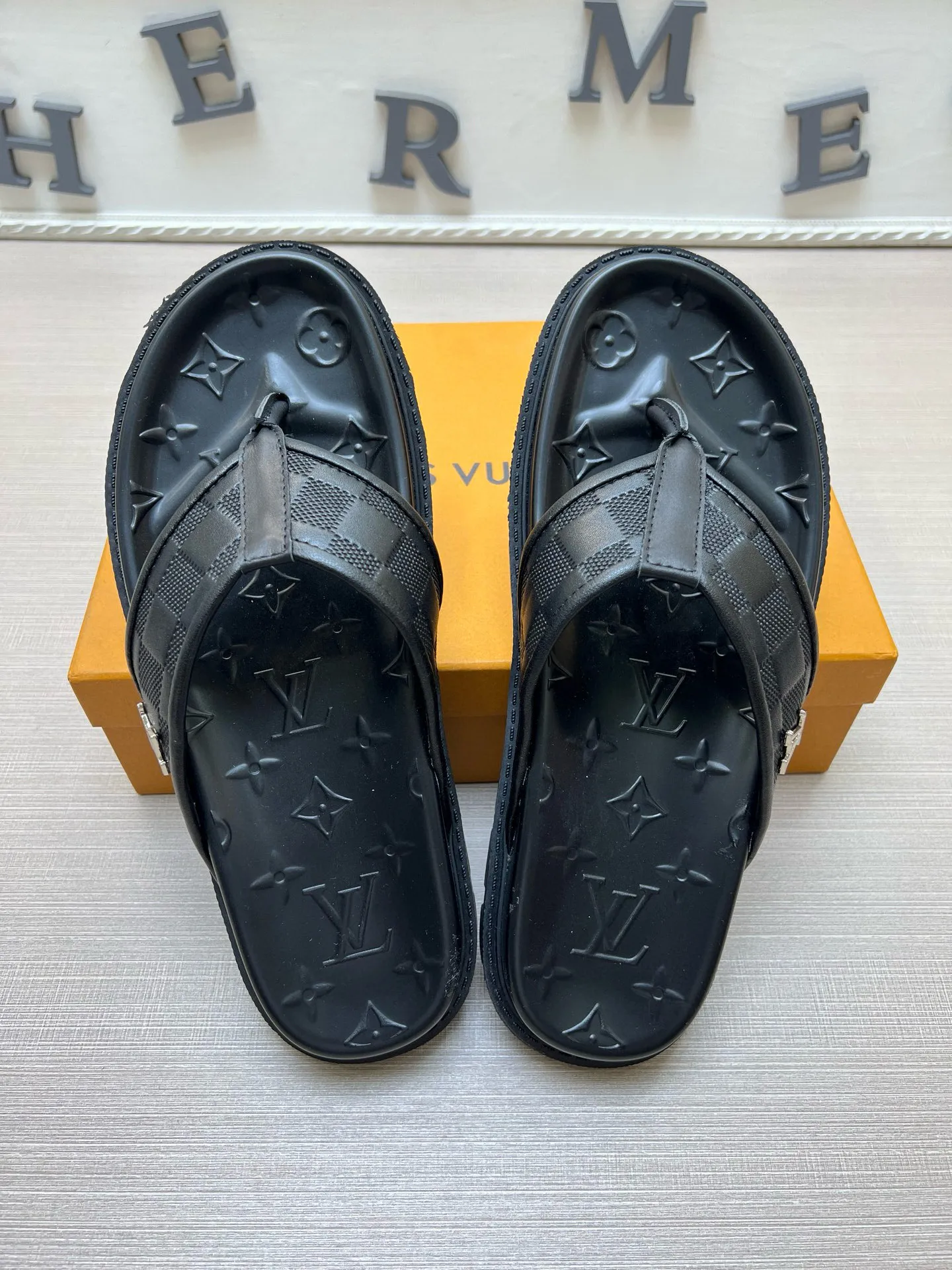 P270🏆Louis Vuitton 🏆[Louis Vuitton] Spring/Summer 2025 [Men's Flip Flops] 🎯🎯As an active family in the fashion industry ⭐ Lv is characterized by bold innovation ⚡Create this casual business style for Chinese fashionable men ✨The fabric is made of imported high-grade cowhide 🔥 Clean and neat ⚡Fashionable and elegant🌹Breathable, sweat-absorbent and deodorant👈So luxurious, high-end and domineering. 👍Must be sold if you repost the picture. Number of yards: 38--46. Color: 🎉 For large quantities. Welcome to repost.